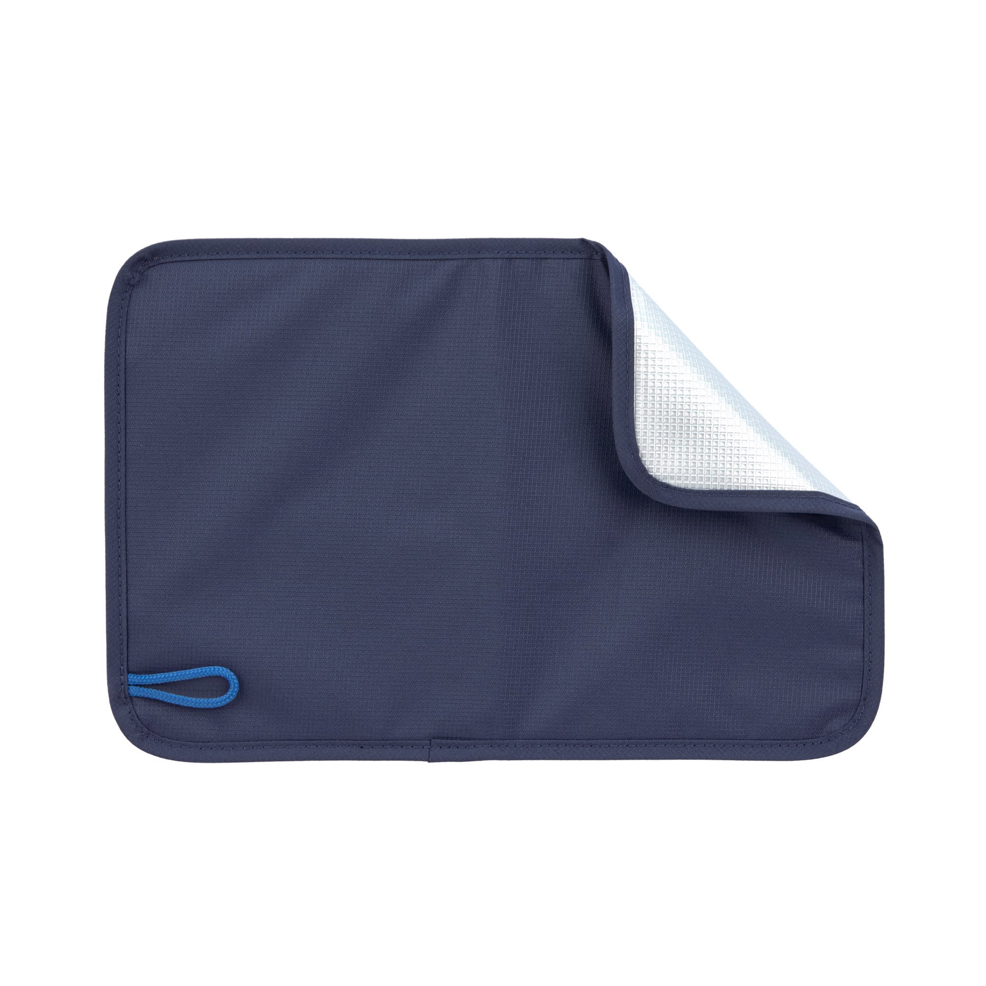 Gefaltete Sitzunterlage passend zum Lässig Wanderrucksack in Navy, ideal für Ausflüge und die Waldspielgruppe, im Bärechind Winterthur.