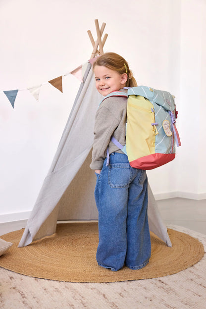 Kind mit dem Lässig Wanderrucksack Happy Trails Blume, ideal für Kindergarten, Wanderungen und Familienausflüge, erhältlich im Bärechind Winterthur.