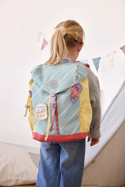 Lässig Wanderrucksack Happy Trails Blume auf dem Rücken getragen, ergonomischer Kinderrucksack für Alltag und Freizeit, im Bärechind Winterthur.