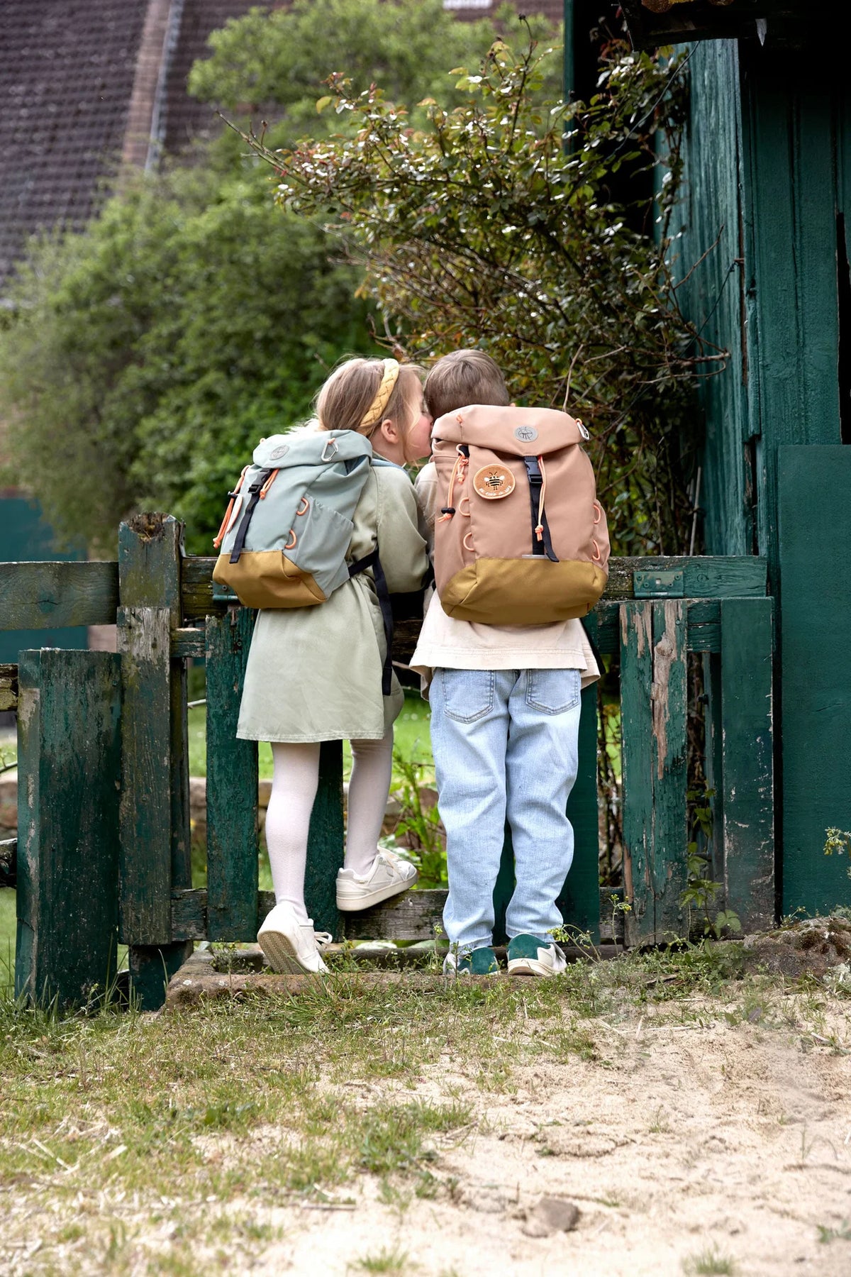 Kind mit dem Lässig Wanderrucksack Nature Braun beim Wandern, ideal für Waldtage, Kindergarten und Familienausflüge, erhältlich im Bärechind Winterthur.