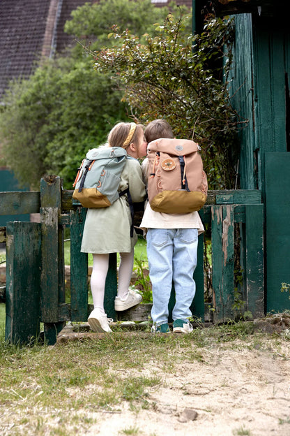 Kind mit dem Lässig Wanderrucksack Nature Braun beim Wandern, ideal für Waldtage, Kindergarten und Familienausflüge, erhältlich im Bärechind Winterthur.
