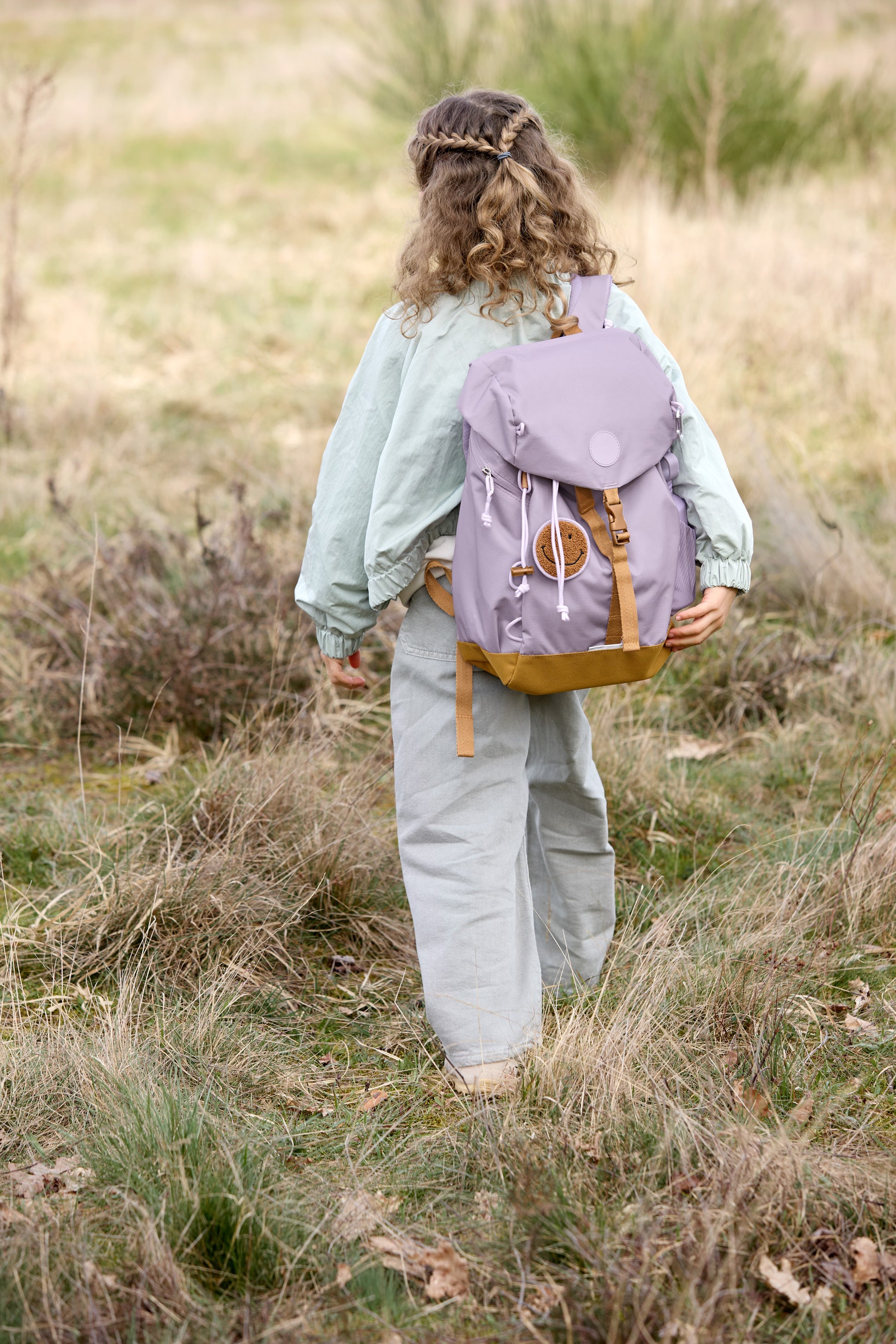 Kind mit dem Lässig Wanderrucksack Little Gang in Lilac unterwegs, ideal für Wanderausflüge und Naturerlebnisse, im Bärechind Winterthur.