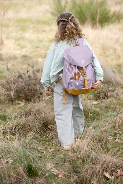 Kind mit dem Lässig Wanderrucksack Little Gang in Lilac unterwegs, ideal für Wanderausflüge und Naturerlebnisse, im Bärechind Winterthur.