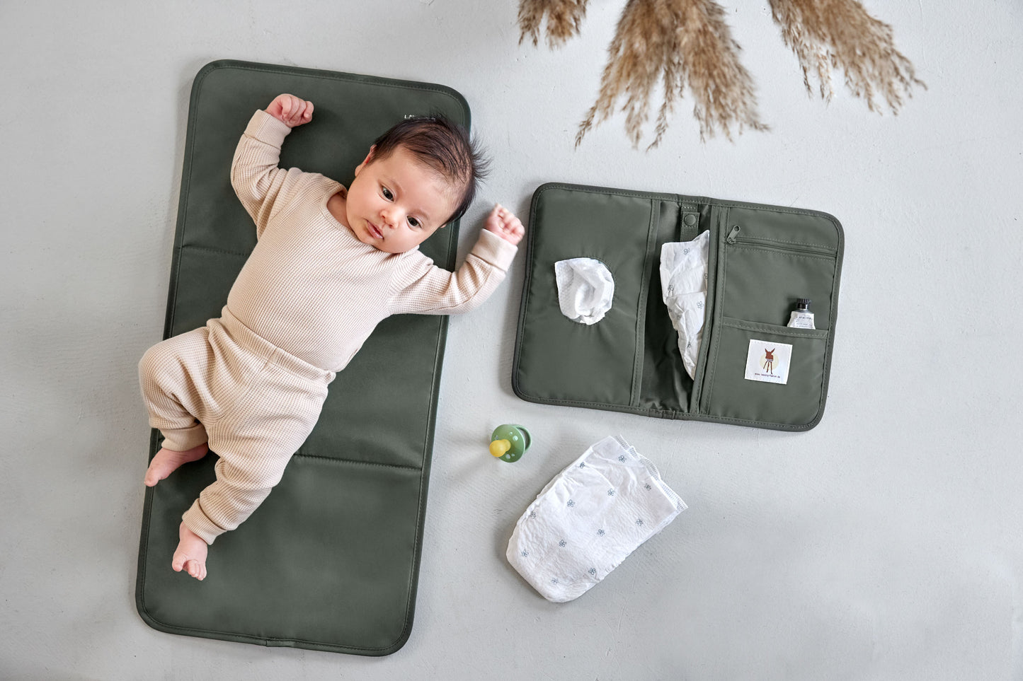 Die Lässig Windeltasche in Olive in der Anwendung – perfekt für unterwegs mit Platz für Windeln, Feuchttücher & mehr.