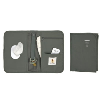 Innenansicht der Lässig Windeltasche in Olive mit praktischen Fächern & Wickelunterlage für einfaches Wickeln unterwegs.