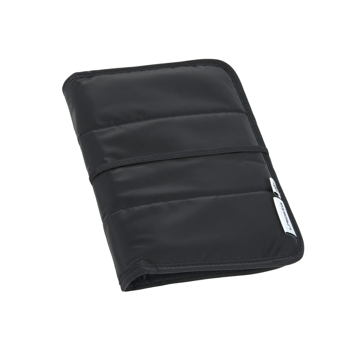 Kompakte schwarze Windeltasche von Lässig mit integrierter Wickelunterlage – ideal für unterwegs. Erhältlich in Winterthur, Zürich & online.