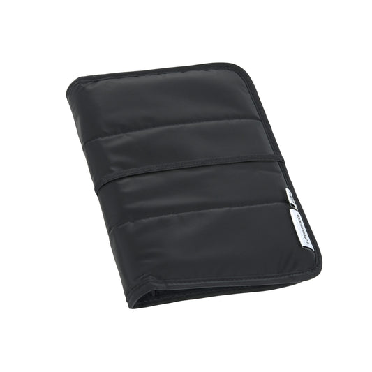 Kompakte schwarze Windeltasche von Lässig mit integrierter Wickelunterlage – ideal für unterwegs. Erhältlich in Winterthur, Zürich & online.