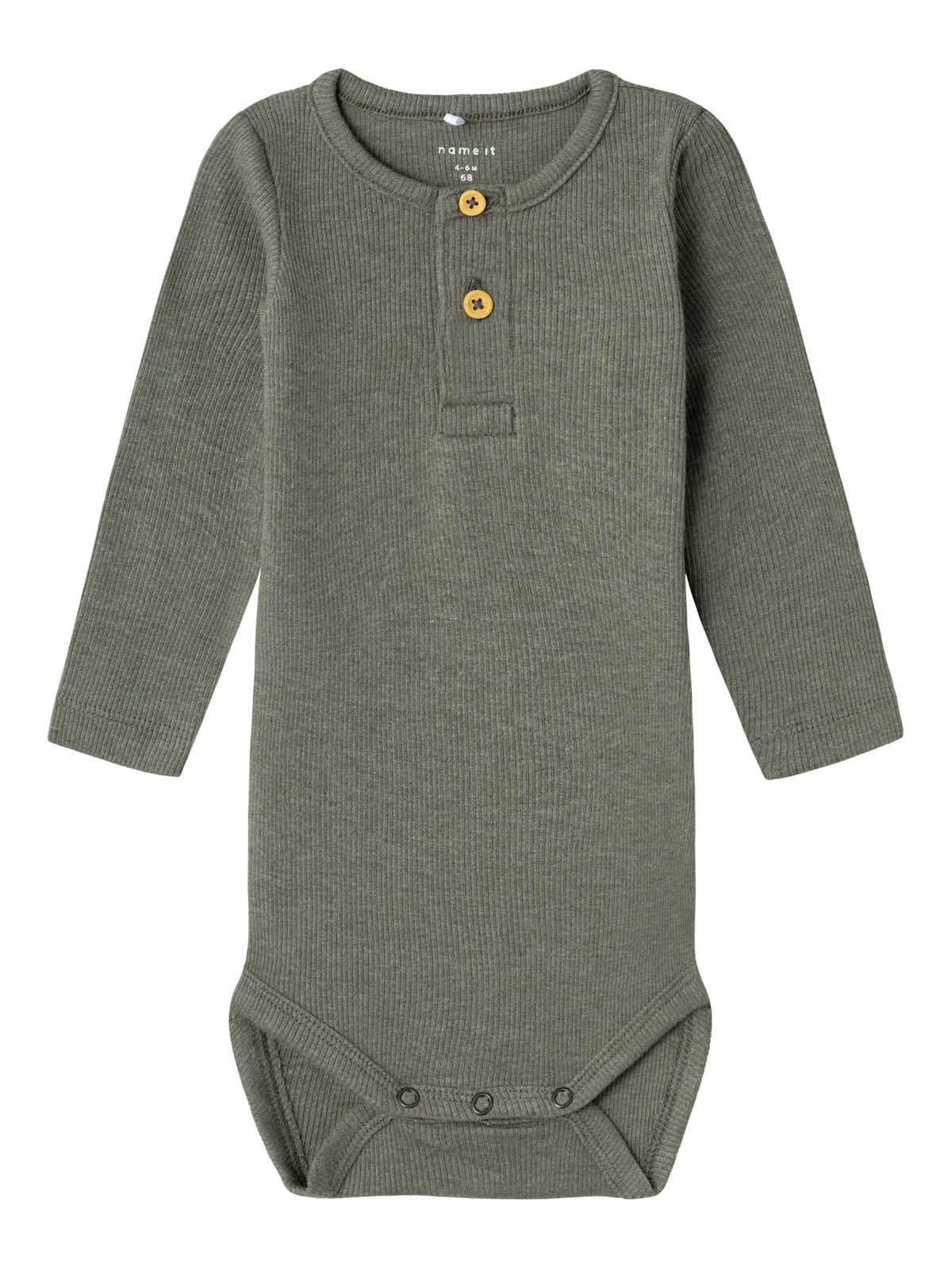 Langarm Babybody in Dusty Olive von name it – frontal fotografiert mit Holzknöpfen, erhältlich im Bärechind