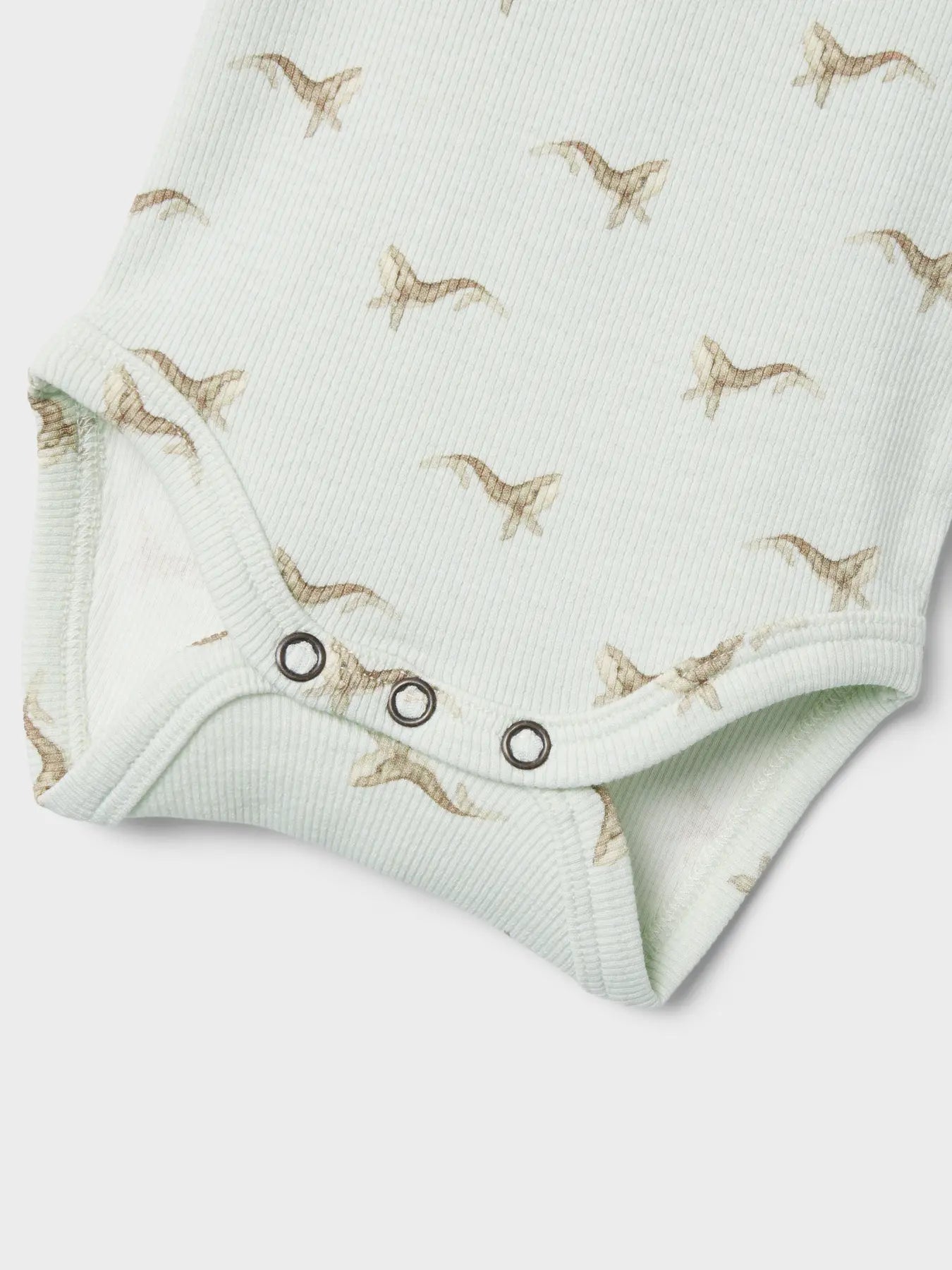 Detailaufnahme vom Lil'Atelier Babybody mit Wal-Motiv in mint, erhältlich bei Bärechind Winterthur, Zürich Schweiz.