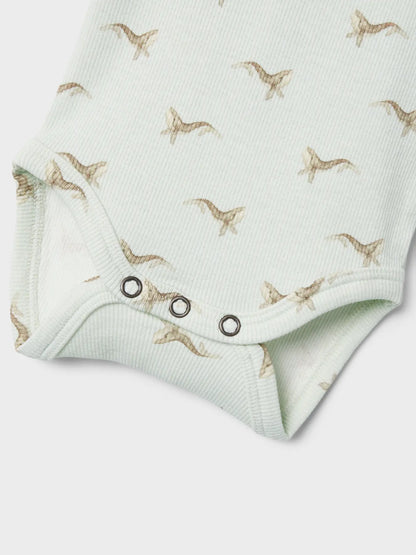 Detailaufnahme vom Lil'Atelier Babybody mit Wal-Motiv in mint, erhältlich bei Bärechind Winterthur, Zürich Schweiz.
