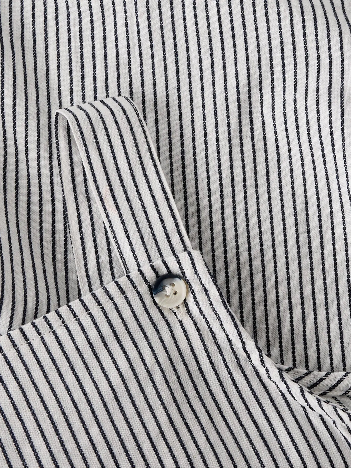 Detail verstellbarer Träger von gestreiften Latzshorts aus Baumwolle zu kaufen im Bärechind Winterthur Zürich Schweiz.