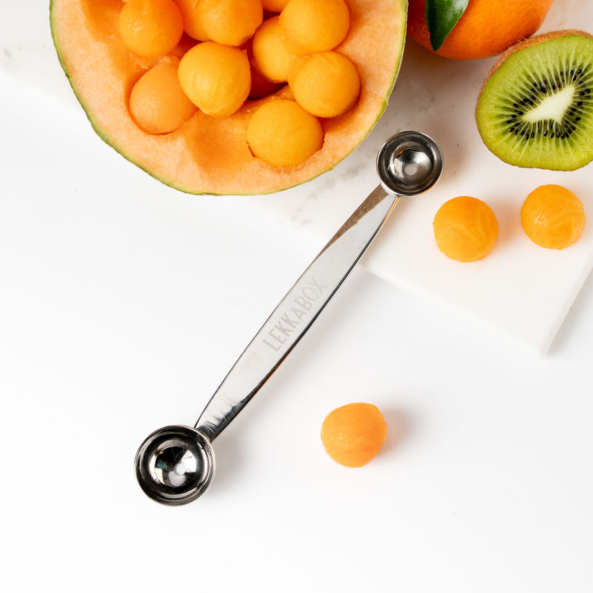 LEKKABOX Kugelformer aus Edelstahl mit Melonenkugeln und Obst für kreative Znüni Ideen Bärechind Winterthur Zürich Schweiz kaufen.