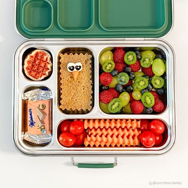 Znünibox mit Obst und Gemüse in Wellenform, geschnitten mit dem Lekkabox Wellenschneider, erhältlich im Bärechind in Winterthur, Zürich Schweiz.