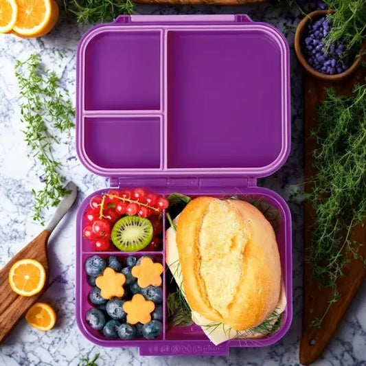 Offene lilafarbene Lekkabox Znünibox aus Titan, gefüllt mit gesunden Snacks, erhältlich im Bärechind in Winterthur, Zürich Schweiz.