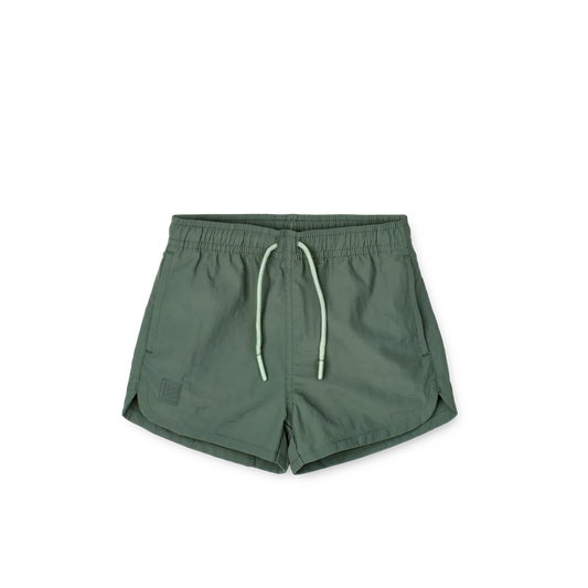 Liewood Aiden Board Shorts für Kinder in Garden Green. UV-Schutz UPF 40+, schnelltrocknend und mit elastischem Bund. Erhältlich in Winterthur, Zürich, Schweiz.