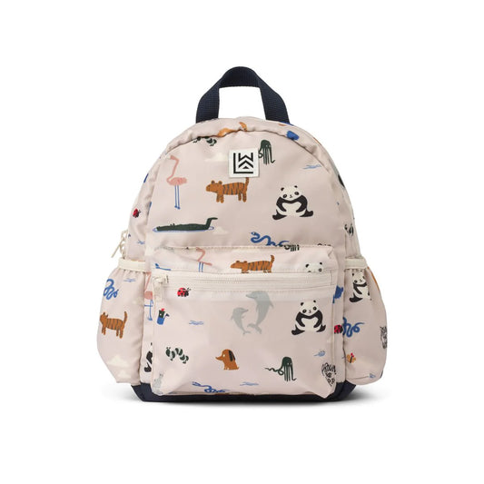 Liewood Andreas Kinder-Rucksack mit Around-the-World-Motiv in Sandy – erhältlich im Bärechind Winterthur, Zürich, Schweiz.