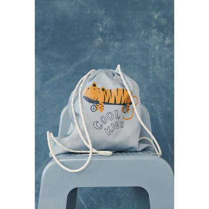 Kind trägt Liewood Danella Turnbeutel mit Tiger Motiv Beach Blue – nachhaltiges Kinderaccessoire bei Bärechind Winterthur, Zürich Schweiz.