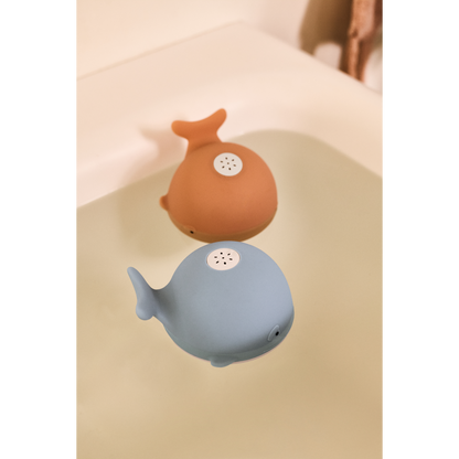 Liewood Galen Badewannen Wal beim Spielen im Wasser, erhältlich im Bärechind Winterthur Schweiz