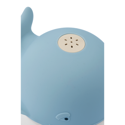 Liewood Galen Bath Sprinkler Whale in Beach Blue mit Wasserspritzfunktion