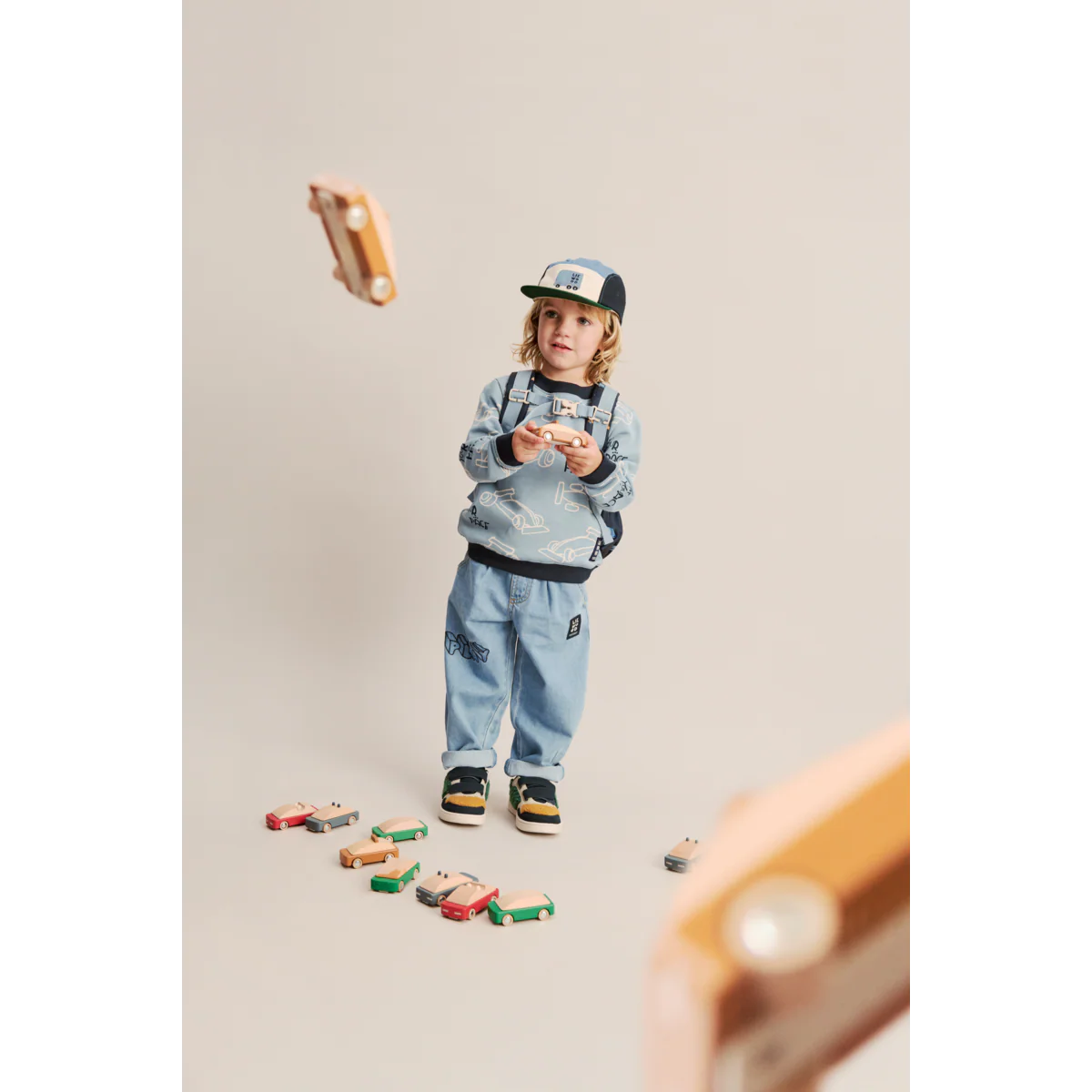 Kind trägt die Liewood Kinder Cap mit Bus Motiv aus Bio Baumwolle