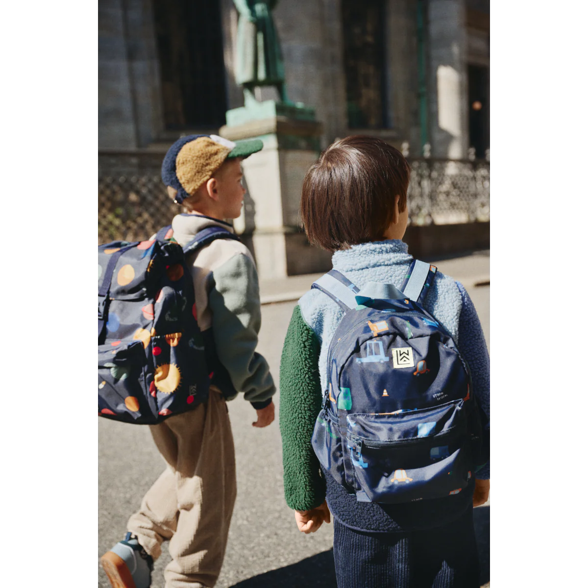Kinder mit Liewood Rucksack auf dem Weg in den Kindergarten oder zur Schule