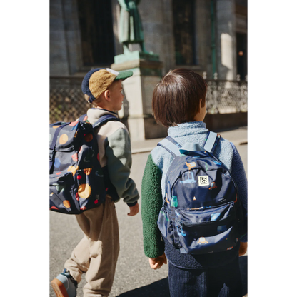 Kinder mit Liewood Rucksack auf dem Weg in den Kindergarten oder zur Schule