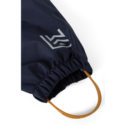 Fussschlaufe der Liewood Manu Regenhose in Classic Navy, Bärechind Winterthur, Zürich, Schweiz.