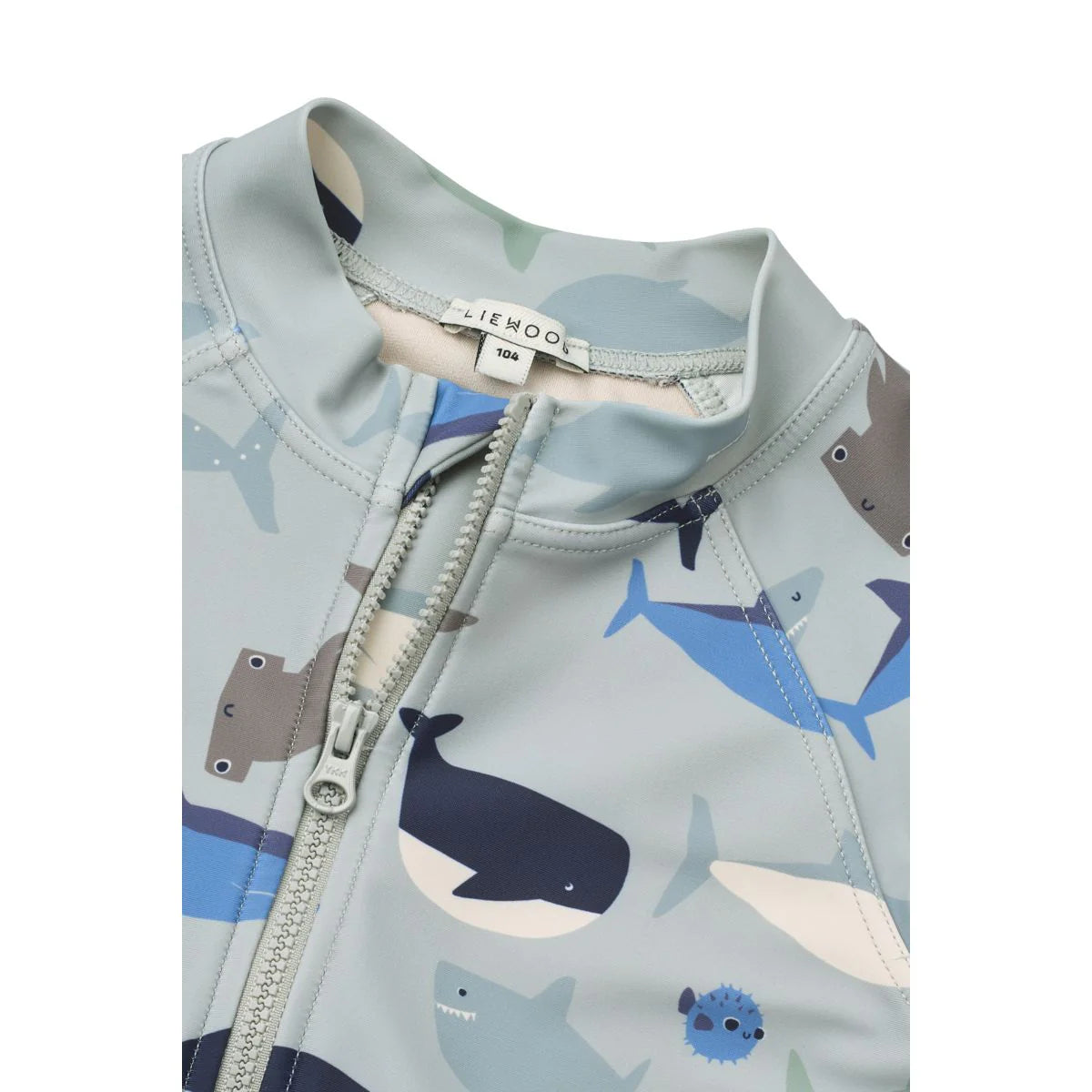 Detail Frontreissverschluss vom Liewood Max Schwimm Jumpsuit Shark Dove Blue – erhältlich bei Bärechind Kinderladen Winterthur, Zürich Schweiz.