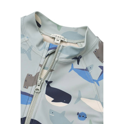 Detail Frontreissverschluss vom Liewood Max Schwimm Jumpsuit Shark Dove Blue – erhältlich bei Bärechind Kinderladen Winterthur, Zürich Schweiz.