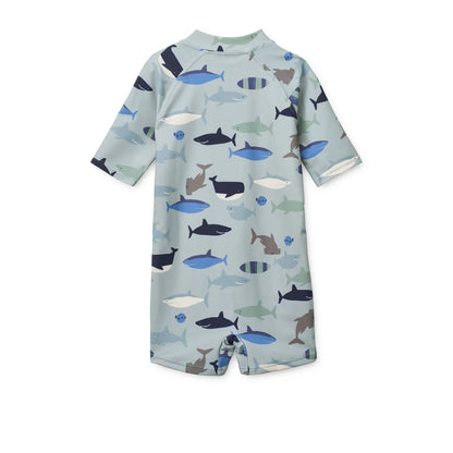 Liewood Max Kurzarm Schwimm Jumpsuit mit UV Schutz und Hai Motiv – nachhaltige Kinder Bademode bei Bärechind Winterthur, Zürich Schweiz.