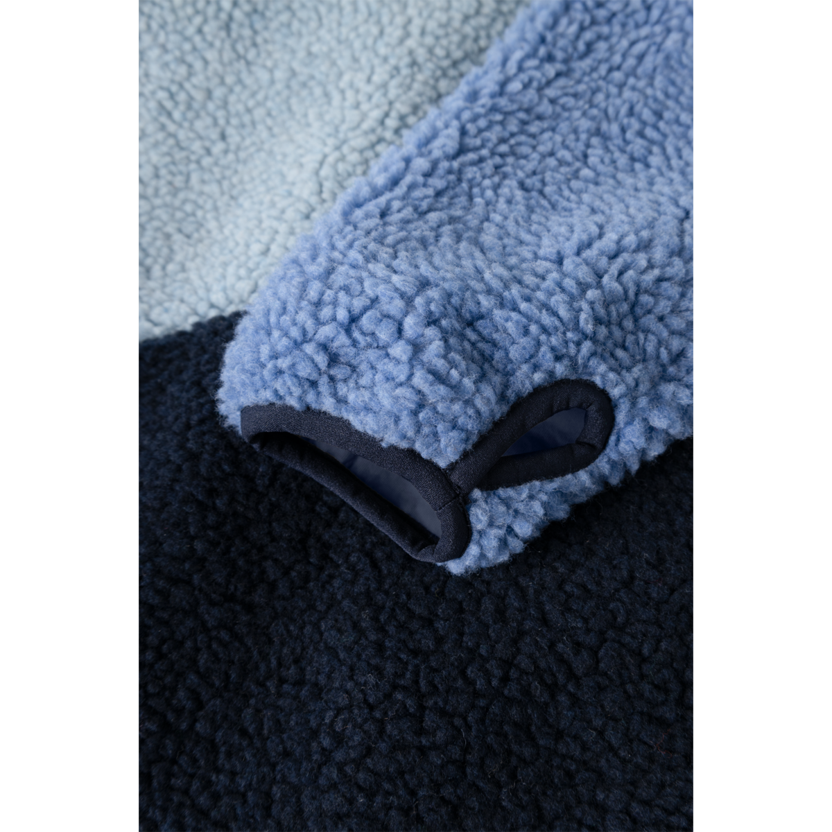 Detail der Liewood Nolan Teddyjacke mit elastischem Ärmelabschluss und praktischer Daumenöffnung
