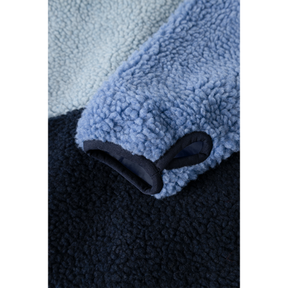 Detail der Liewood Nolan Teddyjacke mit elastischem Ärmelabschluss und praktischer Daumenöffnung