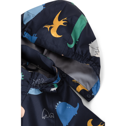 Detail der Kapuze der Liewood Pedia Regenjacke mit farbigem Dinosaurier Muster