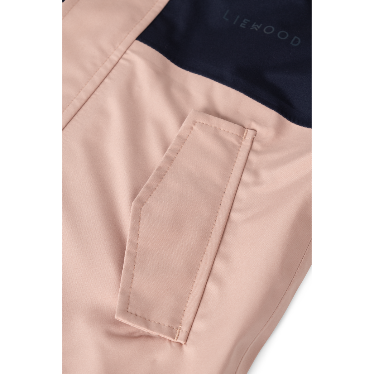Detail der Tasche und des wasserdichten Materials der Liewood Pedia Regenjacke
