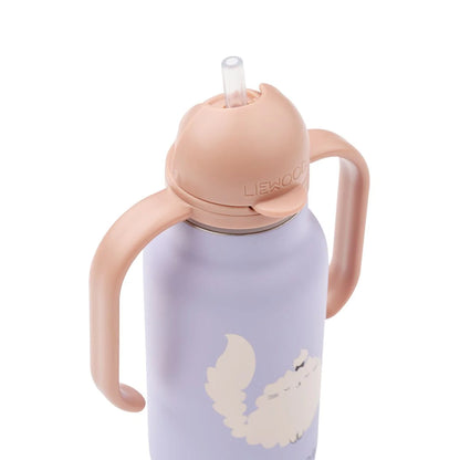 Detailansicht der Liewood Edelstahl Trinkflasche mit Katzen Motiv und Trinkhalm
