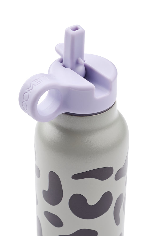 Detailansicht der Liewood Edelstahl Trinkflasche mit Leoparden Muster und Sportverschluss