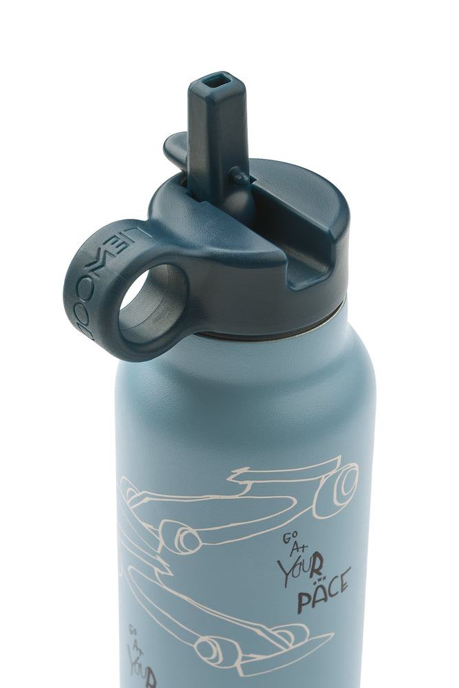 Detailansicht der Liewood Edelstahl Trinkflasche mit Skateboard Motiv und praktischem Trinkverschluss