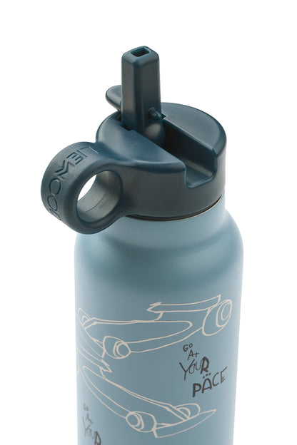 Detailansicht der Liewood Edelstahl Trinkflasche mit Skateboard Motiv und praktischem Trinkverschluss