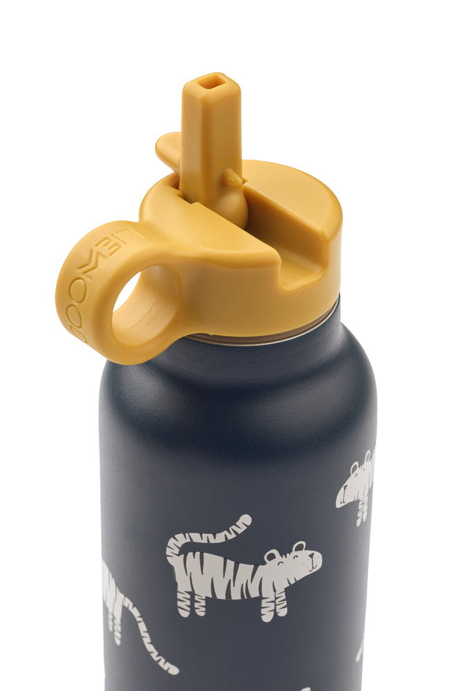 Detailansicht der Liewood Edelstahl Trinkflasche mit Tiger Motiv und praktischem Sportverschluss