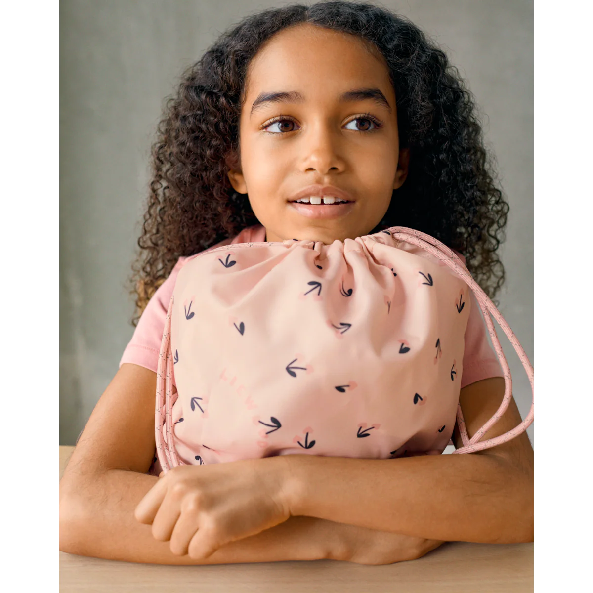 Kind mit Liewood Turnbeutel in Rosa mit Schwalben Motiv für Kindergarten und Freizeit