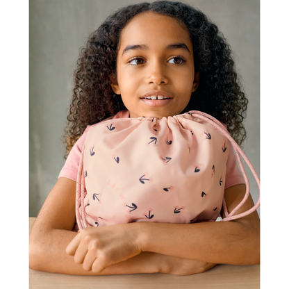 Kind mit Liewood Turnbeutel in Rosa mit Schwalben Motiv für Kindergarten und Freizeit