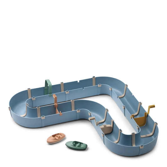 Liewood Wasserbahn Spielset für Kinder aus recyceltem Kunststoff, nachhaltiges Outdoor-Spielzeug im Bärechind Winterthur Zürich Schweiz.
