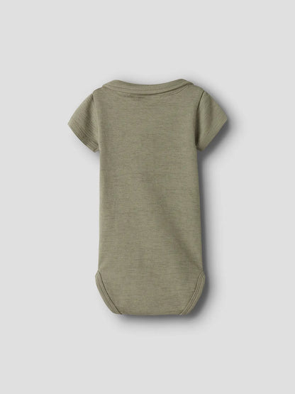Baby Body mit Polokragen in olive aus Baumwolle von Lil' Atelier im Bärechind Kinderladen Winterthur Zürich Schweiz