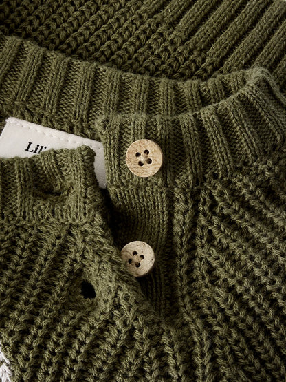Detailaufnahme der Schulterknöpfe und des groben Strickmusters des Baby Pullovers von Lil' Atelier in Olivgrün.