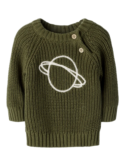 Baby Strickpullover von Lil' Atelier in Olivgrün mit aufgesticktem Planetenmotiv aus Bio-Baumwolle. Erhältlich im Bärechind Winterthur.