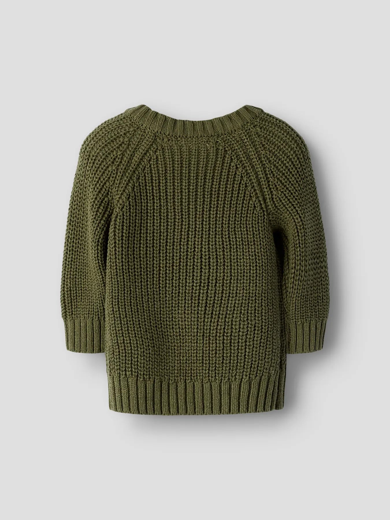 Rückansicht des olivgrünen Baby Strickpullovers von Lil' Atelier aus Bio-Baumwolle mit dekorativer Knopfleiste an der Schulter.