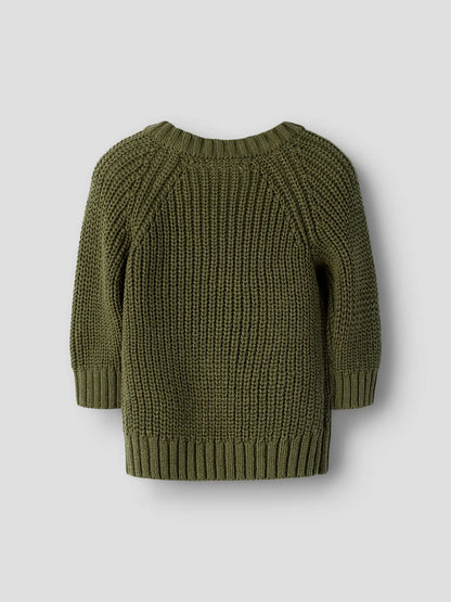 Rückansicht des olivgrünen Baby Strickpullovers von Lil' Atelier aus Bio-Baumwolle mit dekorativer Knopfleiste an der Schulter.