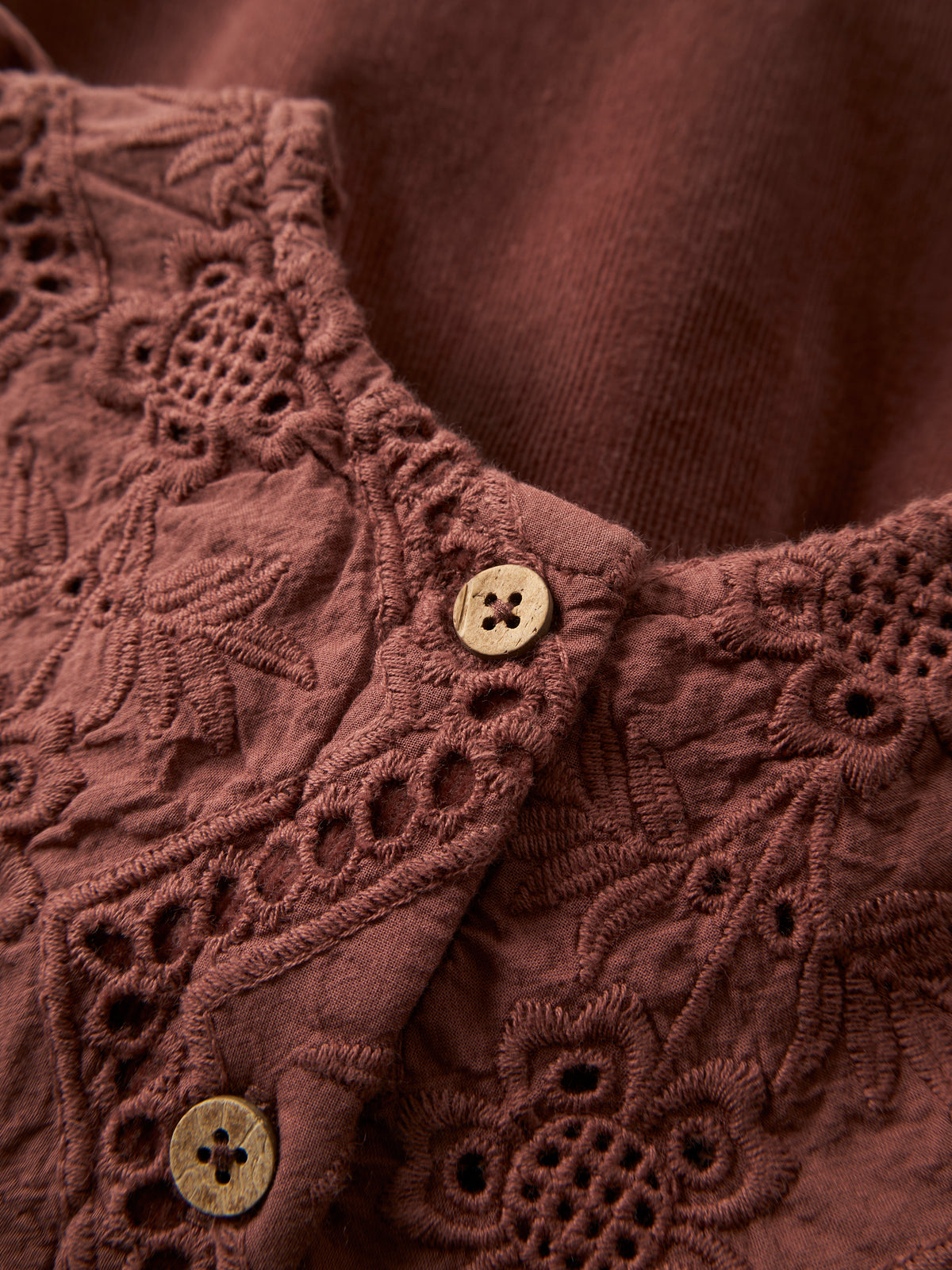 Bärechind Babykleid von Lil'Atelier mit Lochstickerei und Knopfleiste, Detailansicht