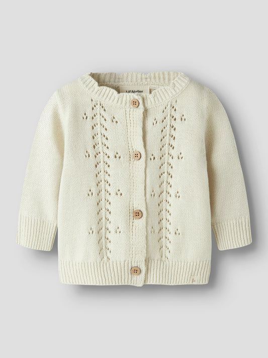 Bio-Baumwolle Strickjacke von Lil'Atelier mit Lochstrickmuster in Turtledove, Vorderansicht