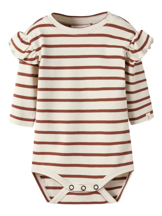 Lil' Atelier Body in Creme mit braunen Streifen und Rüschen an den Schultern.